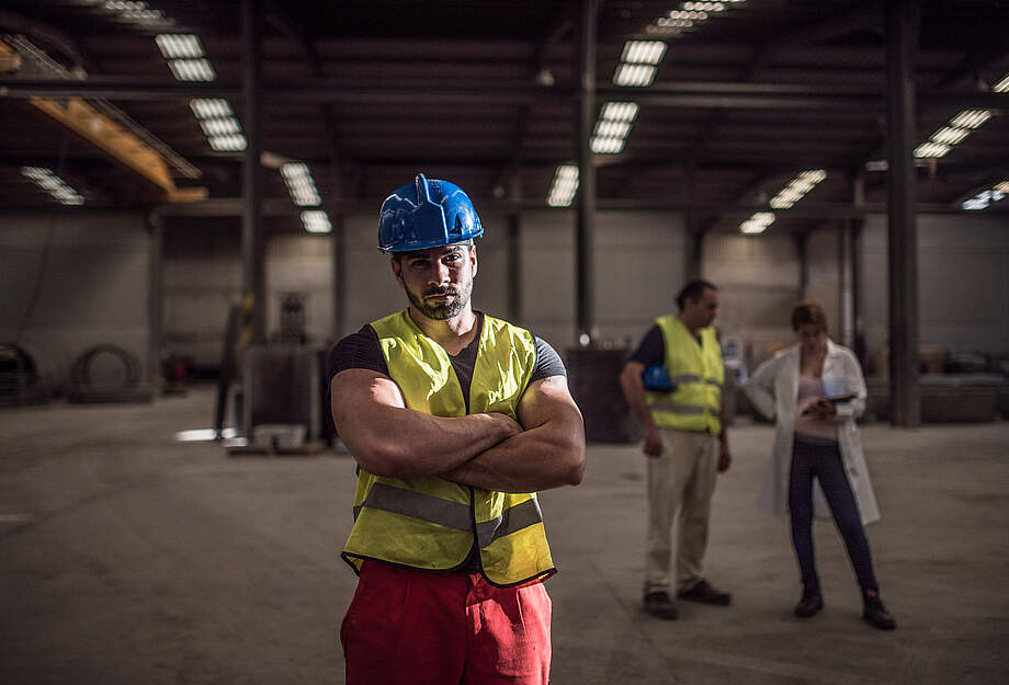 Arbeiter in Protesthaltung Arbeiter mit verschränkten Armen