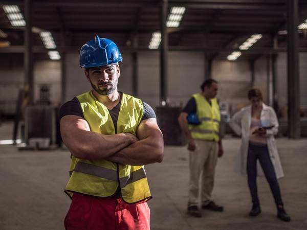 Arbeiter mit verschränkten Armen