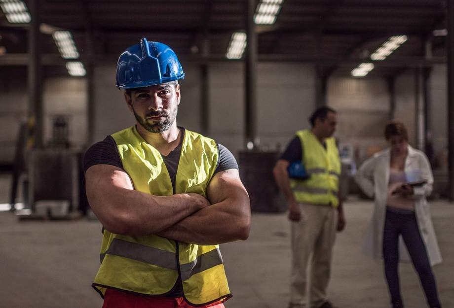 Arbeiter mit verschränkten Armen