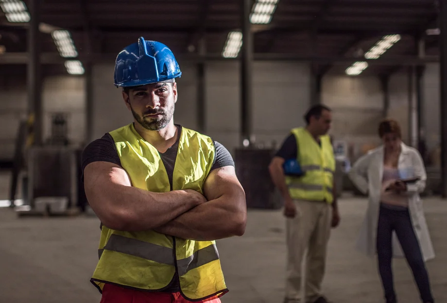 Arbeiter mit verschränkten Armen