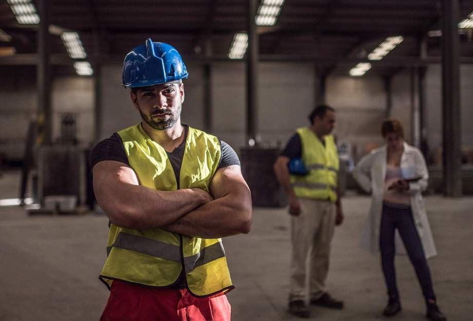 Arbeiter mit verschränkten Armen