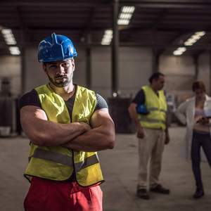 Arbeiter mit verschränkten Armen