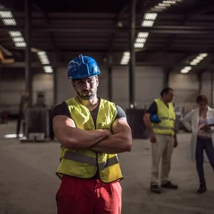 Arbeiter mit verschränkten Armen