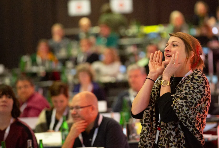 SGB-Kongress: Eine Stimmenzählerin meldet das Ergebnis