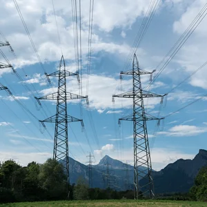 Stromleitungen vor Bergkulisse