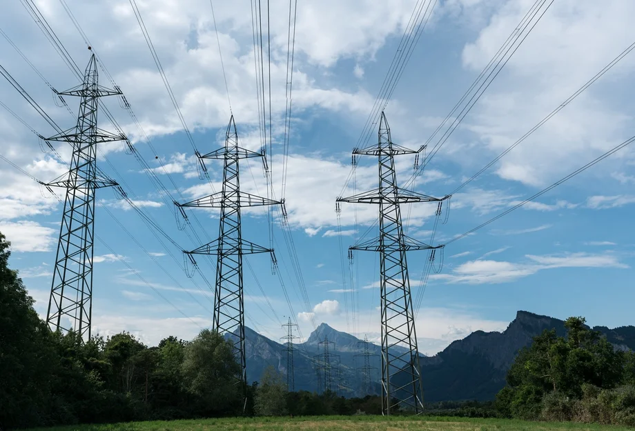 Stromleitungen vor Bergkulisse