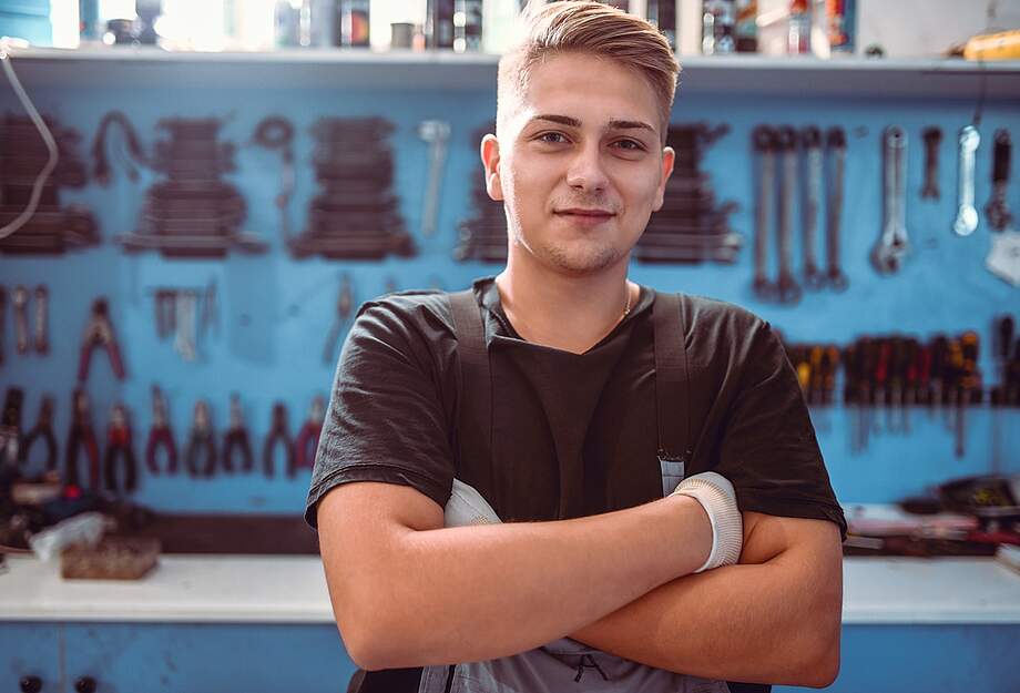 Lernender in der Fahrradwerkstatt