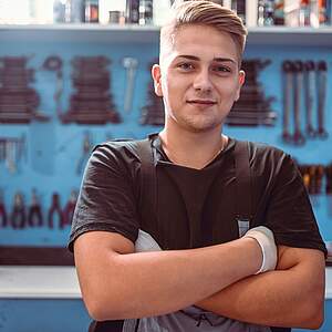 Lernender in der Fahrradwerkstatt