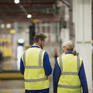 Mann und Frau in einer Fabrik