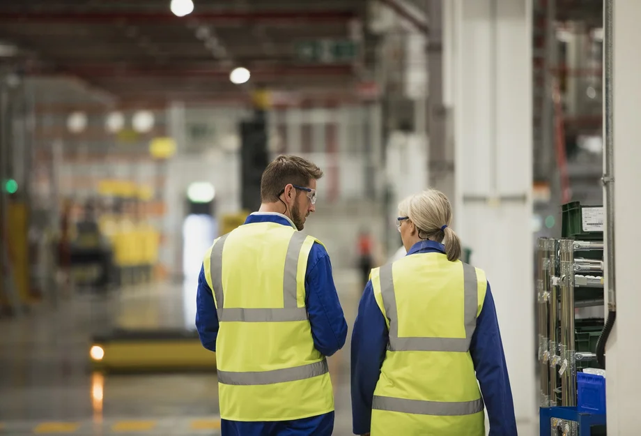 Mann und Frau in einer Fabrik