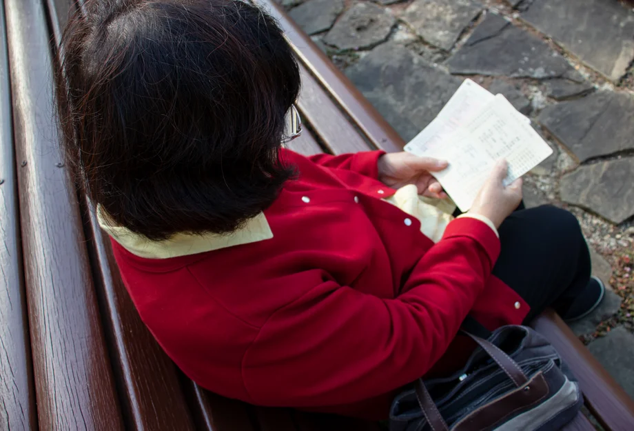 Ältere Frau muss genau rechnen ältere Frau führt Haushaltsbuch