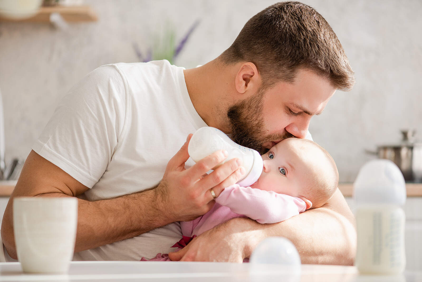 Ein Vater gibt seinem Kind Milch