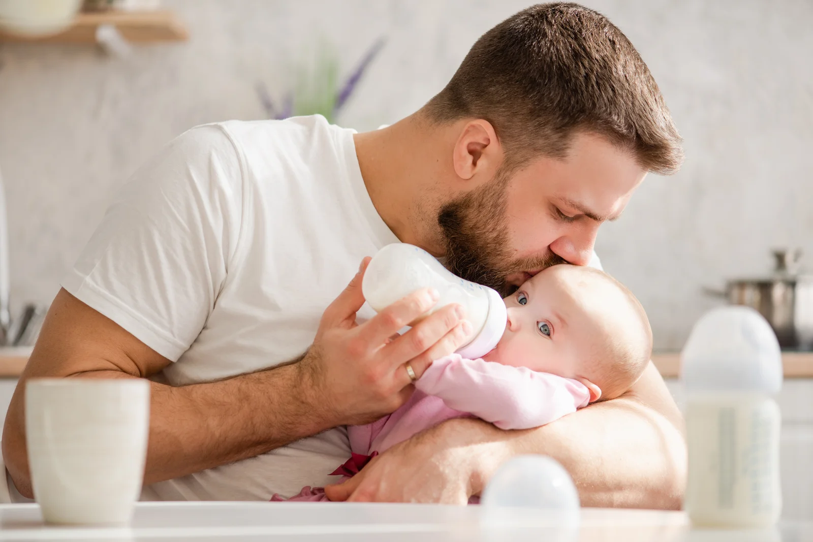 Stillender Vater Ein Vater gibt seinem Kind Milch