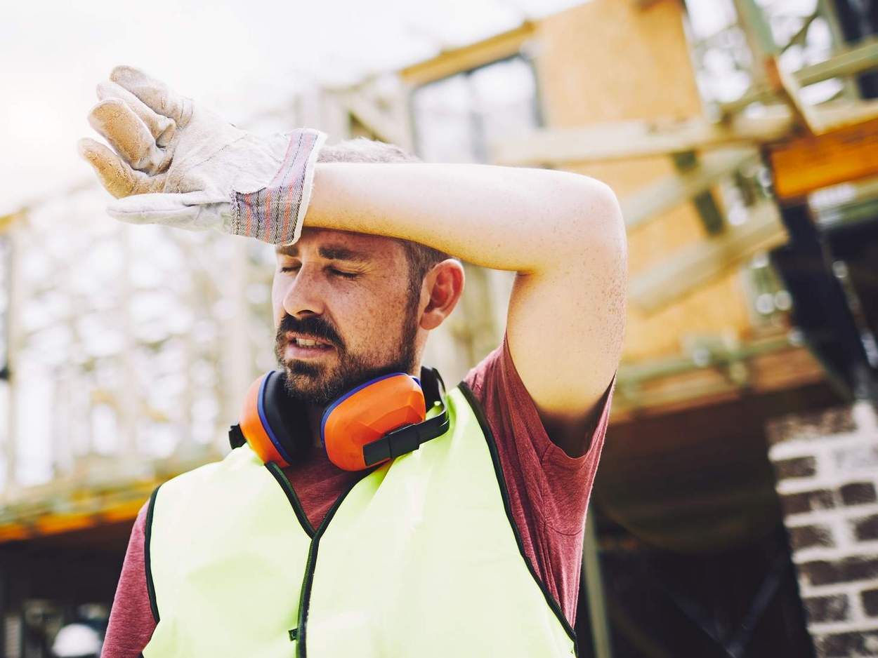 Schwitzender Bauarbeiter