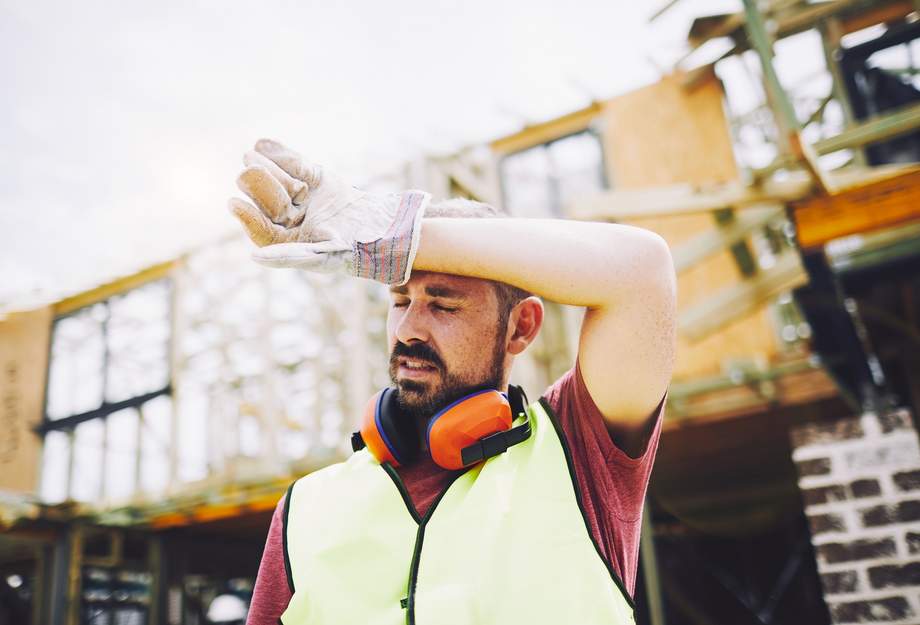 Schwitzender Bauarbeiter