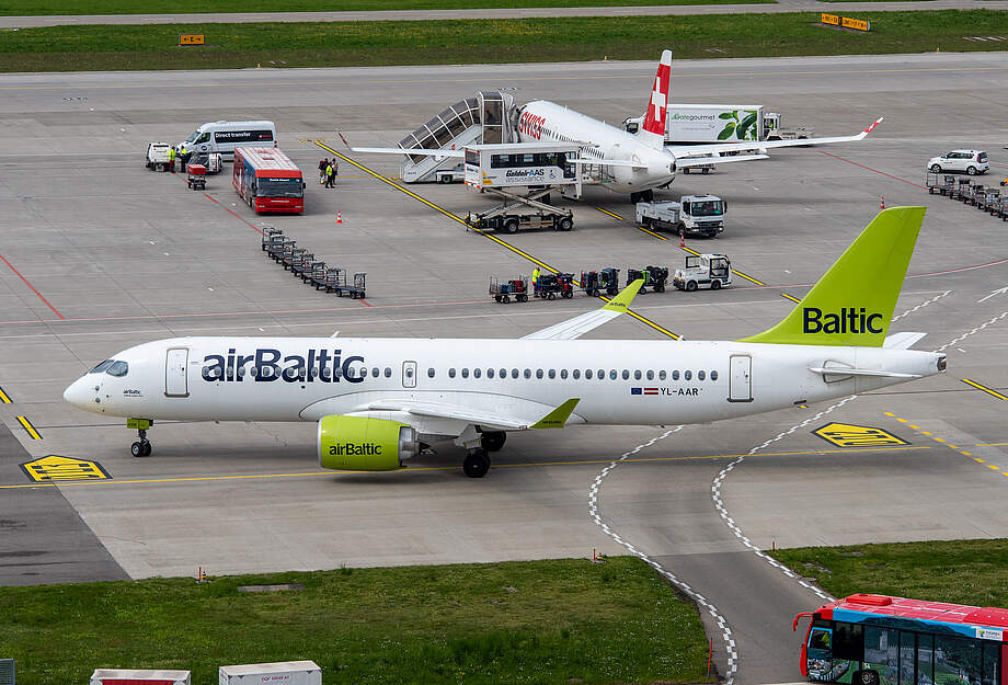 Flugzeug von Air Baltic am Flughafen Zürich