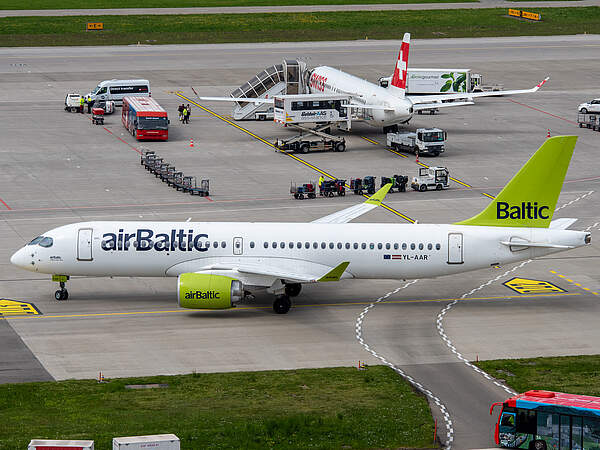 Flugzeug von Air Baltic am Flughafen Zürich