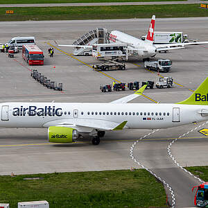 Flugzeug von Air Baltic am Flughafen Zürich