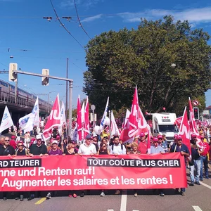 Foto vom Start der Demo mit Haupttransparent: "Höhere Löhne und Renten"
