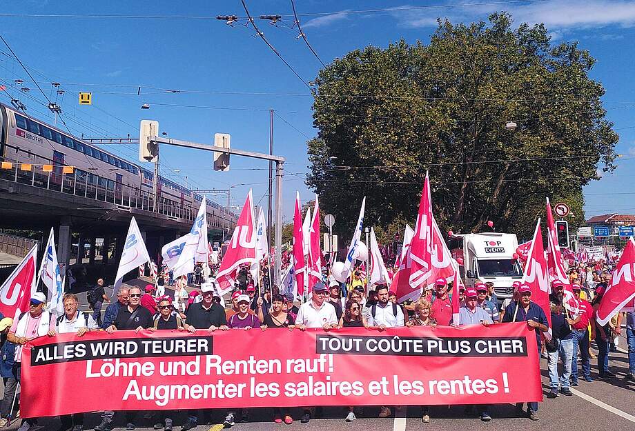 Foto vom Start der Demo mit Haupttransparent: "Höhere Löhne und Renten"