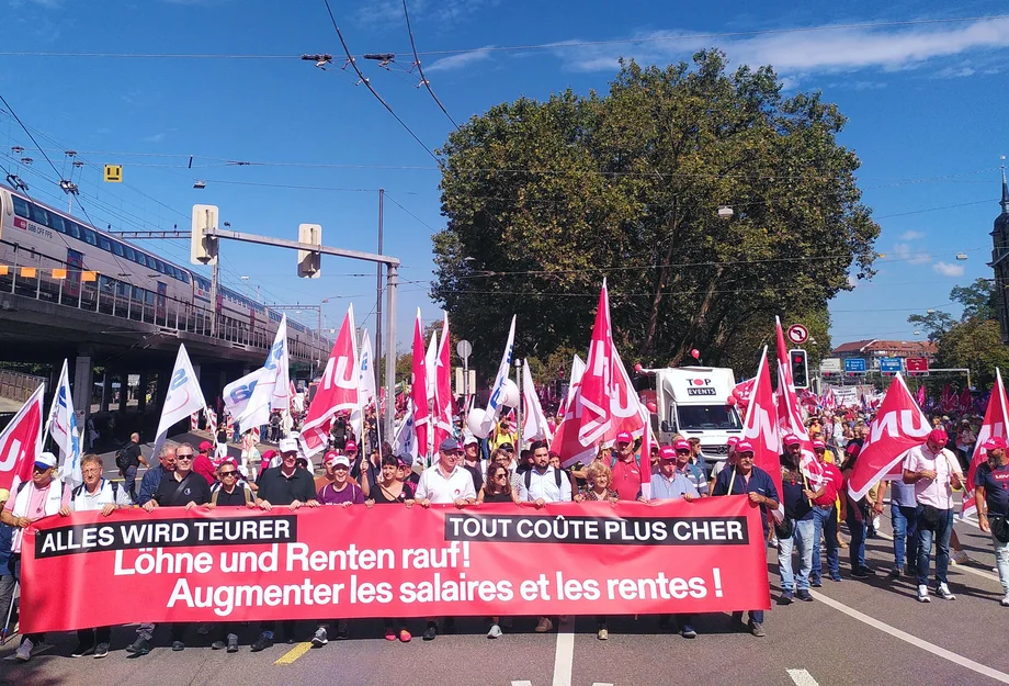 Foto vom Start der Demo mit Haupttransparent: "Höhere Löhne und Renten"
