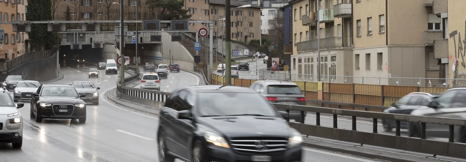 Stark befahrene Strasse