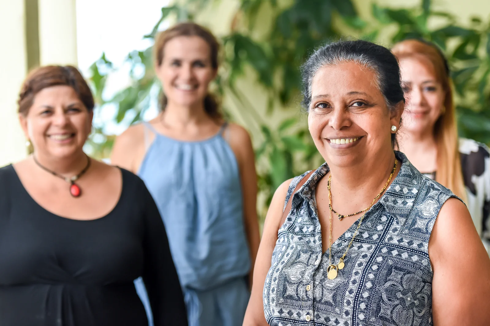 Lachende Frauen mit Migrationshintergrund
