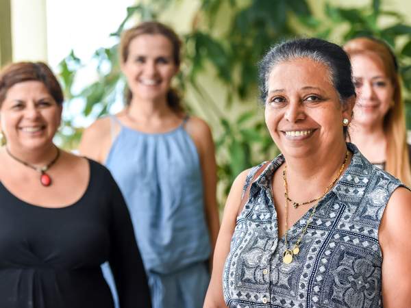 Lachende Frauen mit Migrationshintergrund