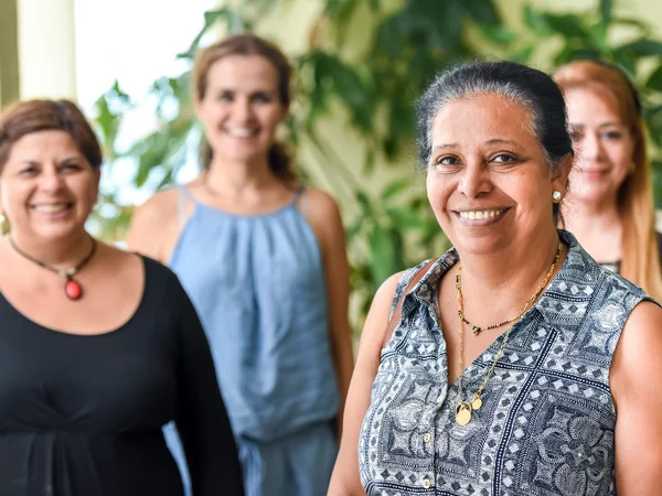 Lachende Frauen mit Migrationshintergrund