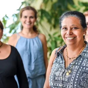 Lachende Frauen mit Migrationshintergrund