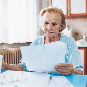 ältere Frau muss rechnen