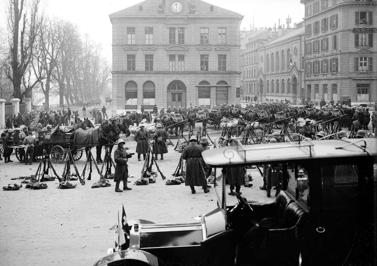 Truppen auf dem Waisenhausplatz während des Landesstreiks 1918 Historisches Foto von 1918