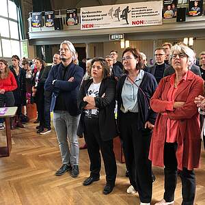 Foto vom Abstimmungsfest gegen AHV 21 im Berner Progr