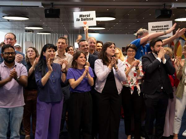 Jubelnde Menschen am Abstimmungsfest