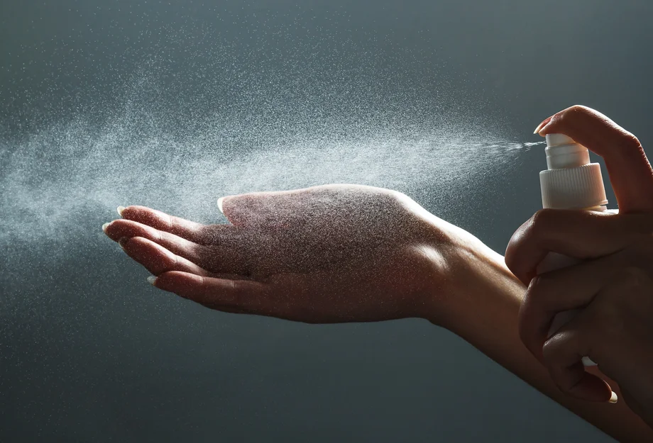 Handdesinfektion mit Sprühflasch