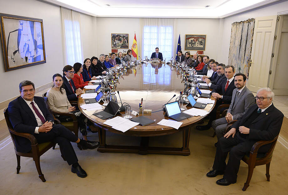 Spaniens Koalitionsregierung unter Pedro Sanchez am Kabinettstisch