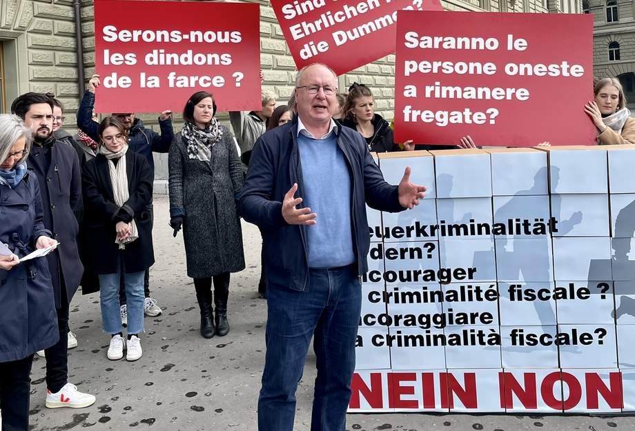 SGB-Präsident Pierre-Yves Maillard an der Übergabe des Referendums gegen die Abschaffung der Verrechnungssteuer