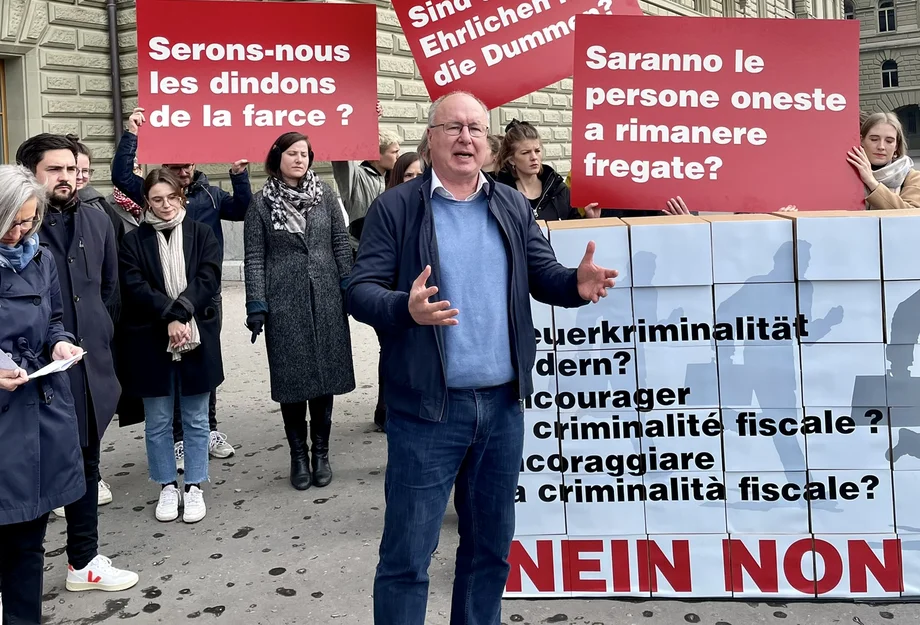 SGB-Präsident Pierre-Yves Maillard an der Übergabe des Referendums gegen die Abschaffung der Verrechnungssteuer