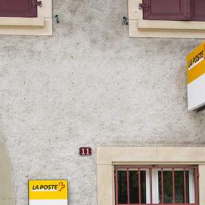 Eine Poststelle mit Postautohaltestelle