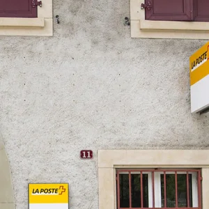 Eine Poststelle mit Postautohaltestelle