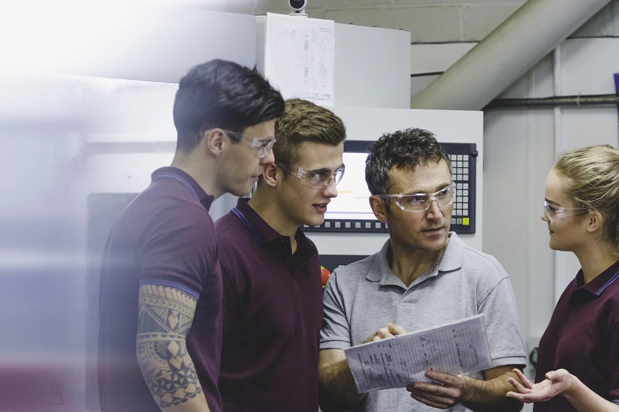 Ausbildung Lernende im Gespräch mit Lehrmeister