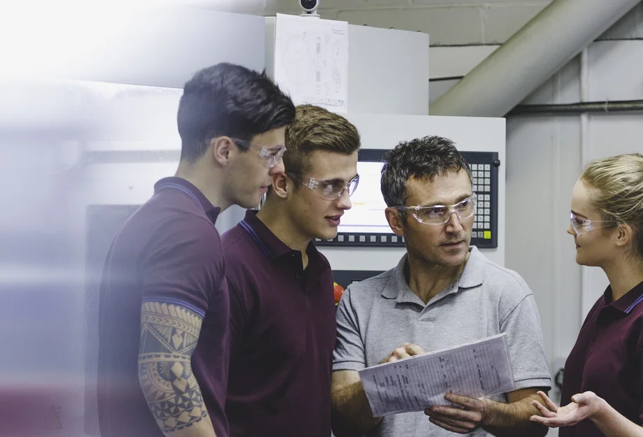 Ausbildung Lernende im Gespräch mit Lehrmeister