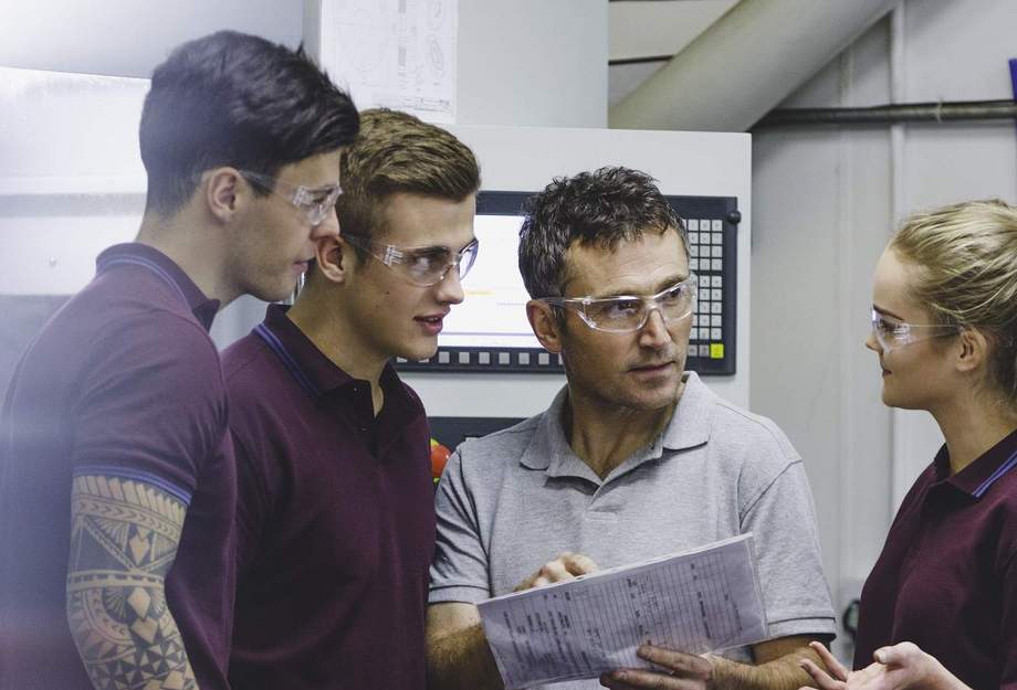 Lernende im Gespräch mit Lehrmeister