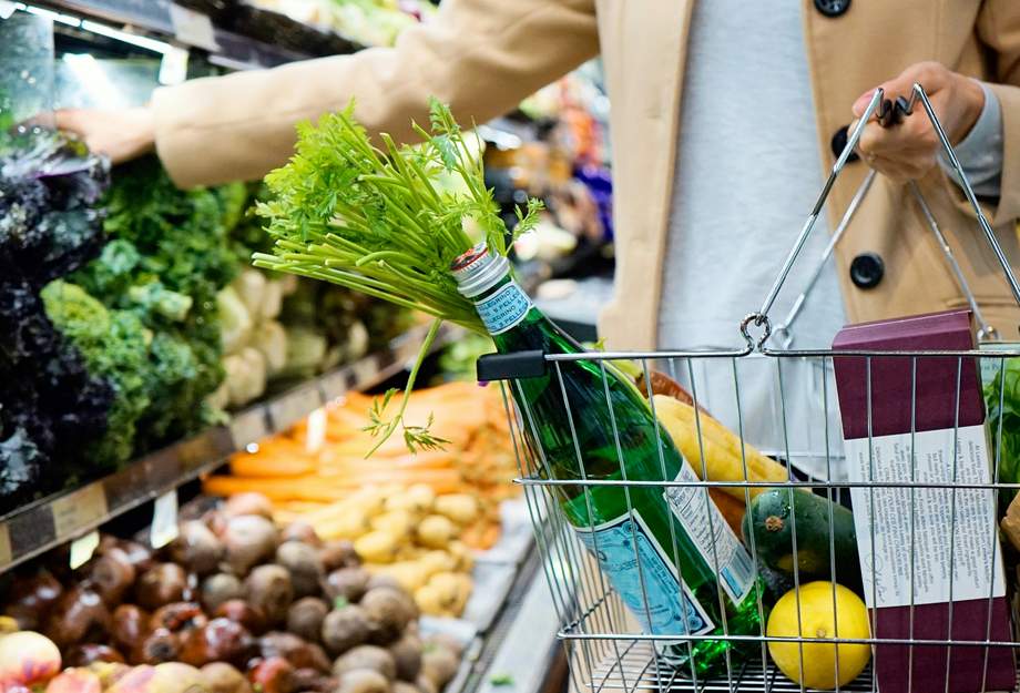 Person beim Einkauf im Supermarkt