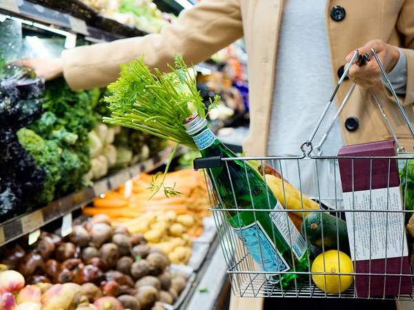 Person beim Einkauf im Supermarkt