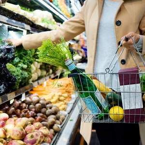 Person beim Einkauf im Supermarkt