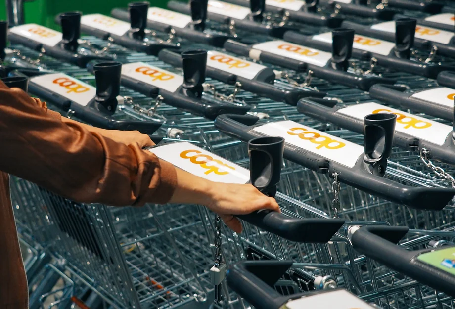 Einkaufswagen Coop Arm Kundin