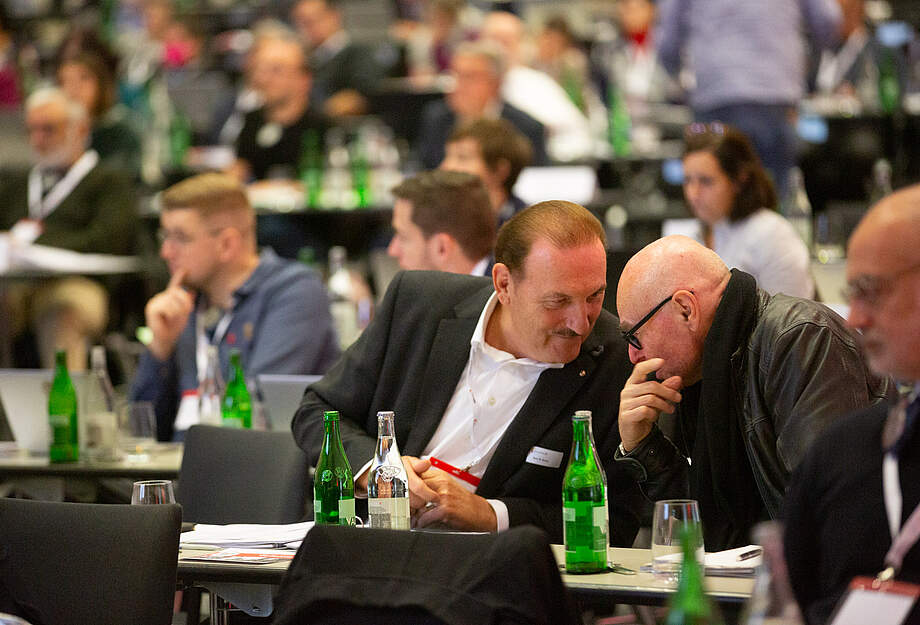 SGB-Kongress: zwei Delegierte unterhalten sich