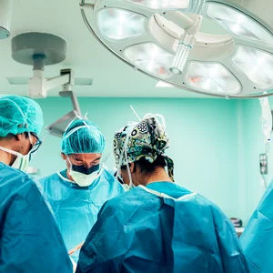 Operationssaal mit ÄrztInnen