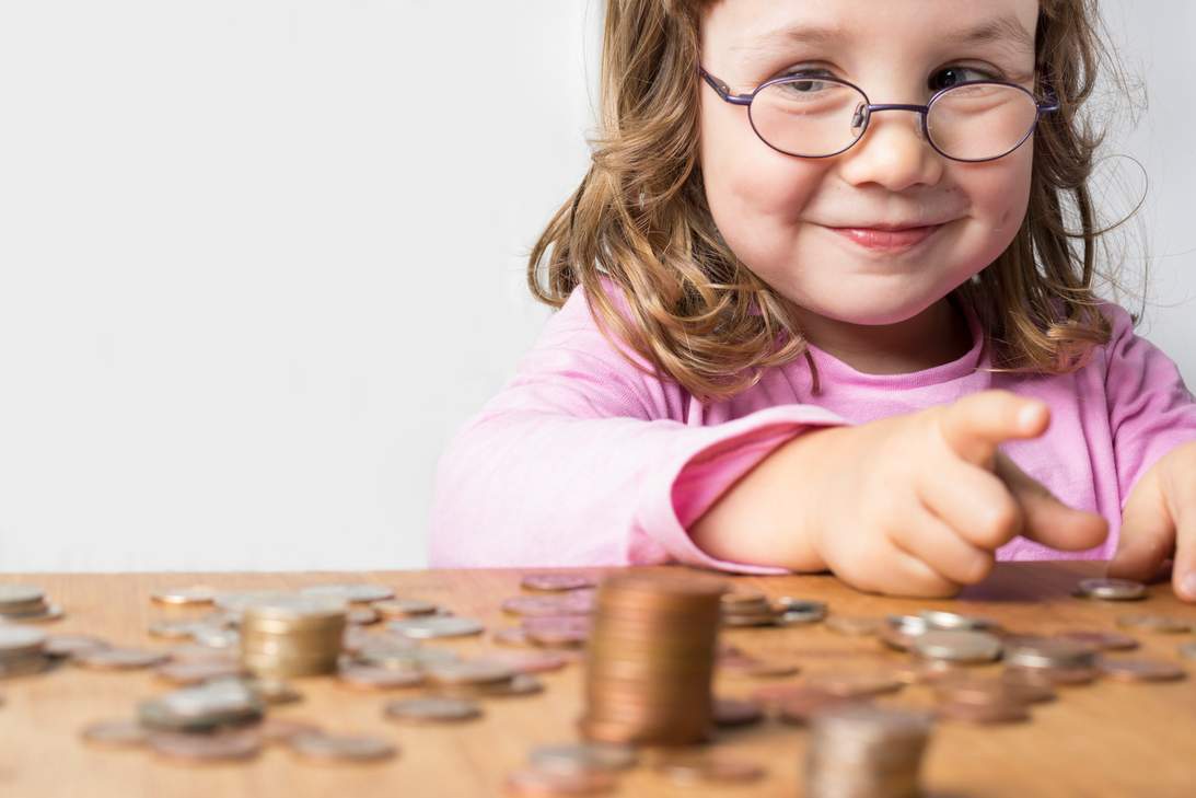 Kind spielt mit Geld